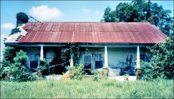 This old antebellum home located on the east side of the Obediah Franklin Beene  plantation was built in the 1840s.  This Itawamba County home facing the Tombigbee River was known as the Walker
House. Photo Credit: Bob Franks (2006)